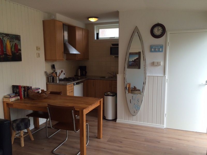 Gezellige keuken en eetruimte in Zomerhuisje Plevierstraat 12, De Koog, Texel. Vakantiehuis met moderne voorzieningen op de Waddeneilanden.