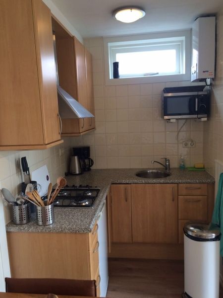 Moderne keuken in Zomerhuisje Plevierstraat 12, De Koog, Texel. Vakantiehuis met compacte keuken voorzien van alle gemakken op de Waddeneilanden.