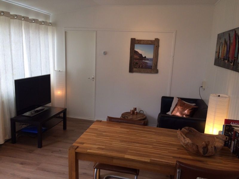 Gezellige woonkamer van Zomerhuisje Plevierstraat 12 in De Koog, Texel. Comfortabel vakantiehuis met moderne inrichting en natuurlijke lichtinval.