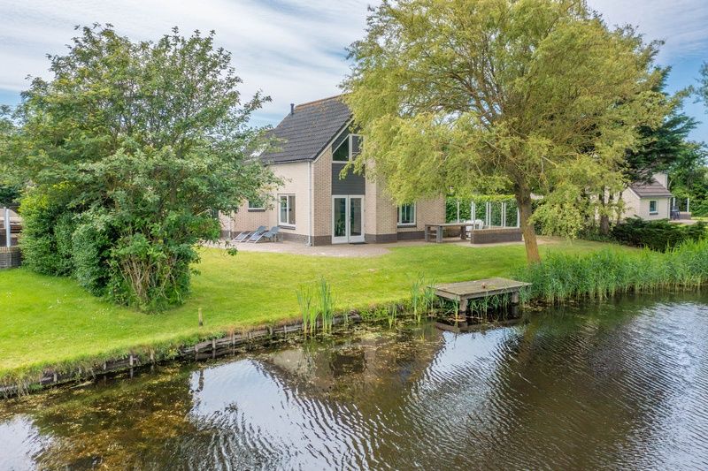 Rustieke tuin van Vakantiehuis Kamperfoelie 47 in De Koog Texel aan het water.