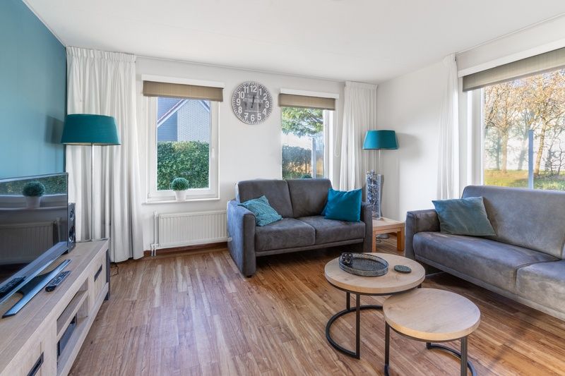 Gezellige woonkamer van Vakantiehuis Kamperfoelie 47 in De Koog Texel met comfortabele banken.