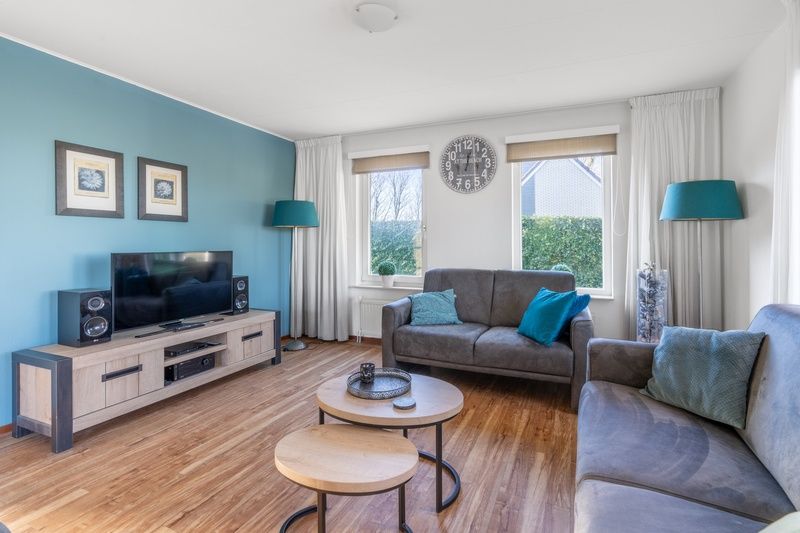 Moderne zithoek in Vakantiehuis Kamperfoelie 47 De Koog Texel met flatscreen-tv.