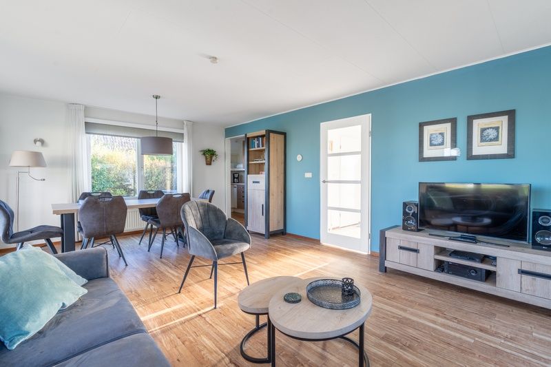 Eet- en zithoek in Vakantiehuis Kamperfoelie 47 De Koog Texel met veel natuurlijk licht.