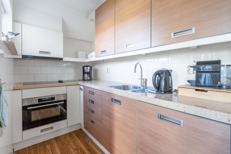 Volledig uitgeruste keuken in Vakantiehuis Kamperfoelie 47 De Koog Texel met moderne apparatuur.