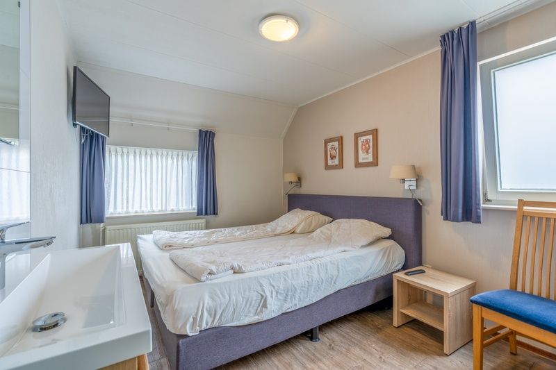Comfortabele slaapkamer in Vakantiehuis Kamperfoelie 47 De Koog Texel met tweepersoonsbed.