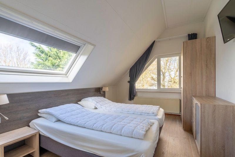 Lichte slaapkamer met dakraam in Vakantiehuis Kamperfoelie 47 De Koog Texel.