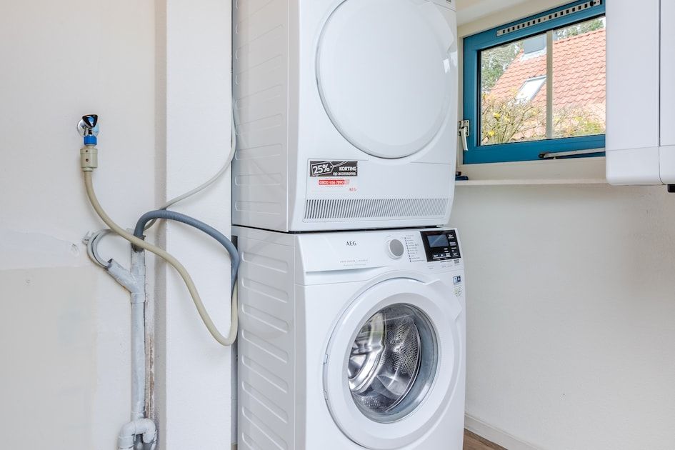 Gemuetliches Schlafzimmer im Bungalow T6AB Comfort in De Koog, Texel, mit Dachfenster fuer natuerliches Licht und Blick auf die Watteninseln.