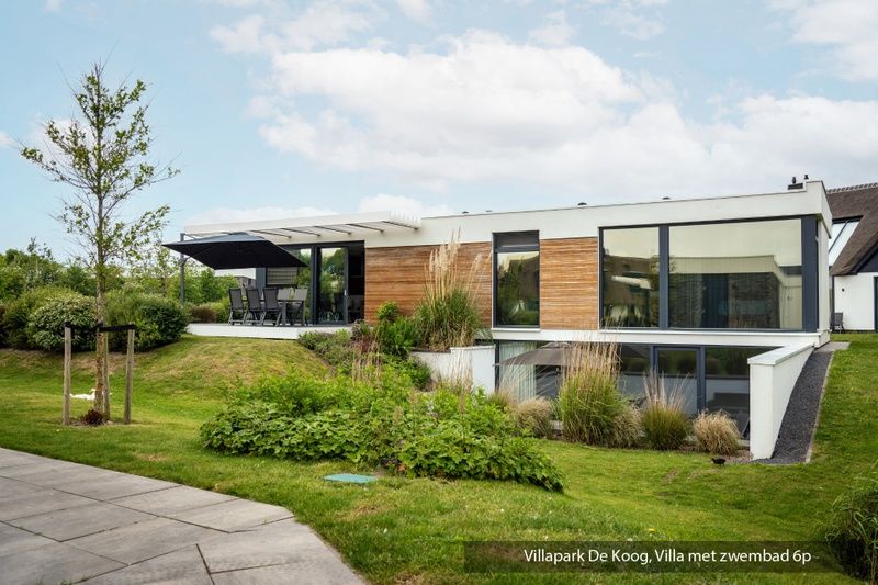 Schlafzimmer in luxurioeser Familienvilla mit Schwimmbad, De Koog Texel. Bequemes Doppelbett mit eigenem Badezimmer.