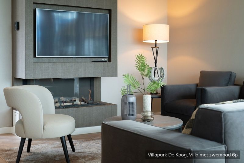 Vater und Kind geniessen den Pool in der luxurioesen Familienvilla De Koog Texel. Familienfreundlicher Aufenthalt mit viel Spass.