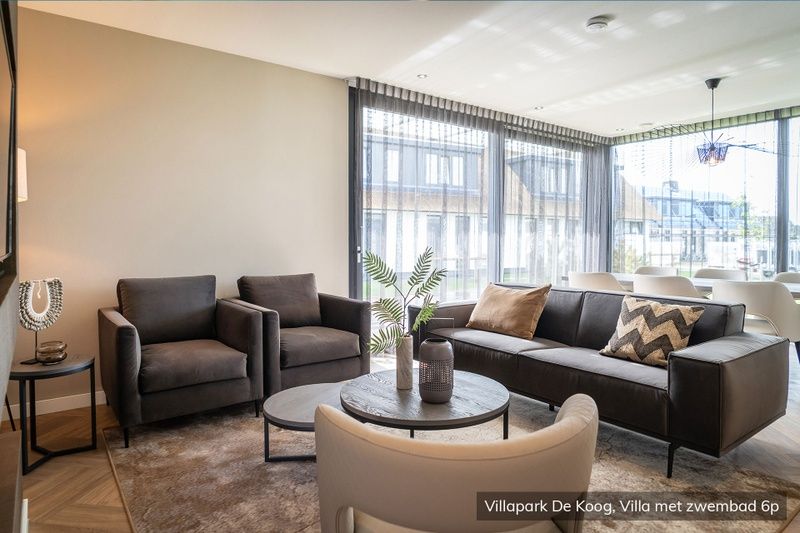 Innenpool mit Liegestuehlen in der luxurioesen Familienvilla De Koog Texel. Entspannte Atmosphaere mit direktem Zugang zur Terrasse.