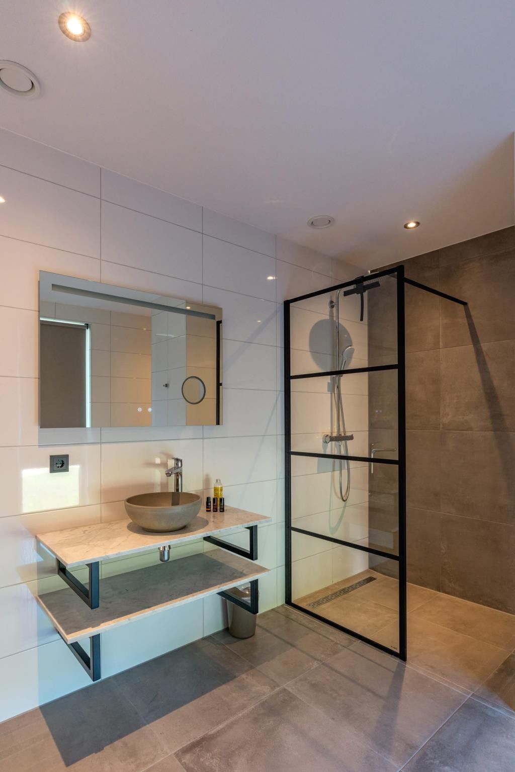 Stilvolles Badezimmer mit begehbarer Dusche in 37 - 14 Lepelaar, De Koog, Texel.