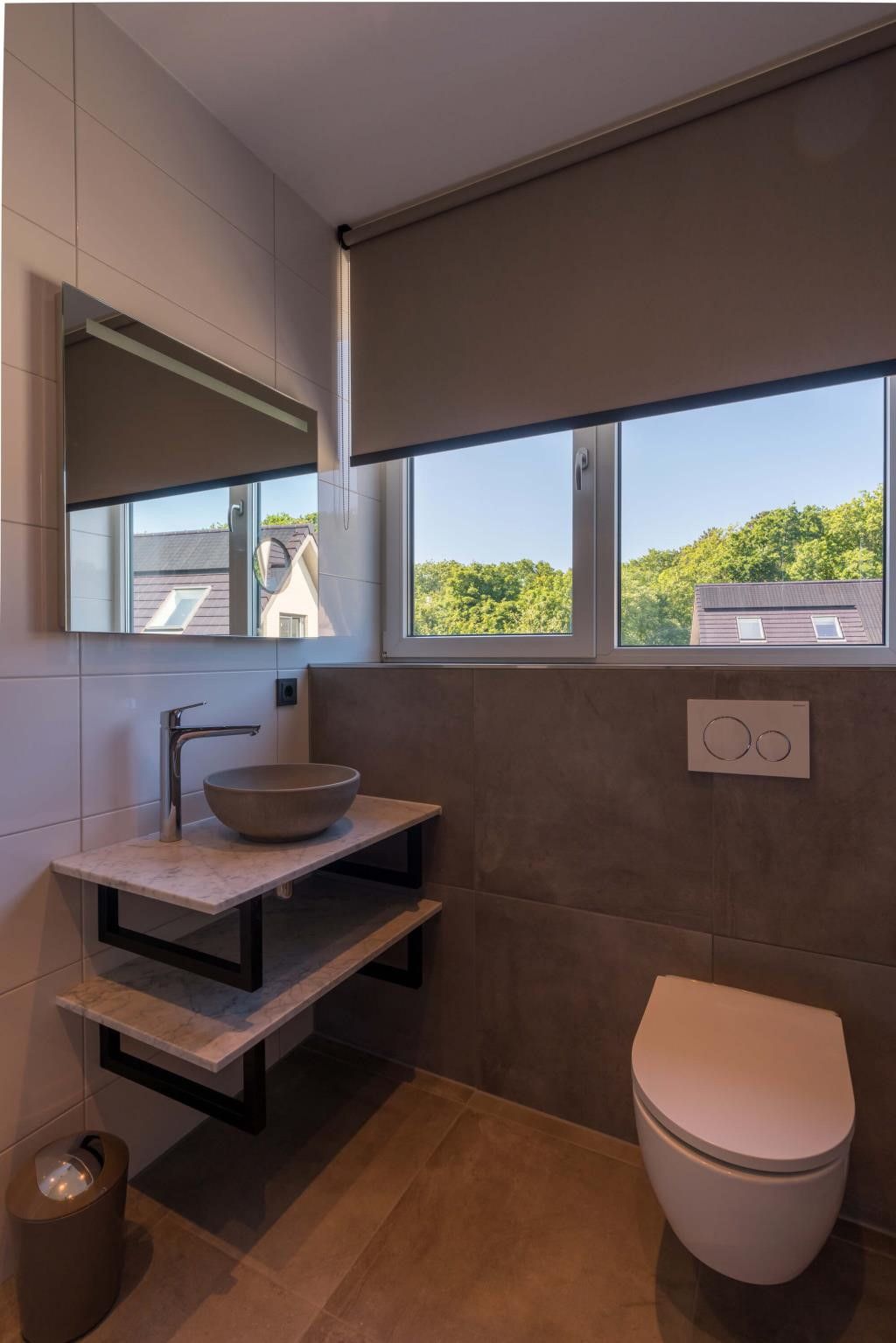 Modernes Badezimmer mit Aussicht in 37 - 14 Lepelaar, De Koog, Texel.