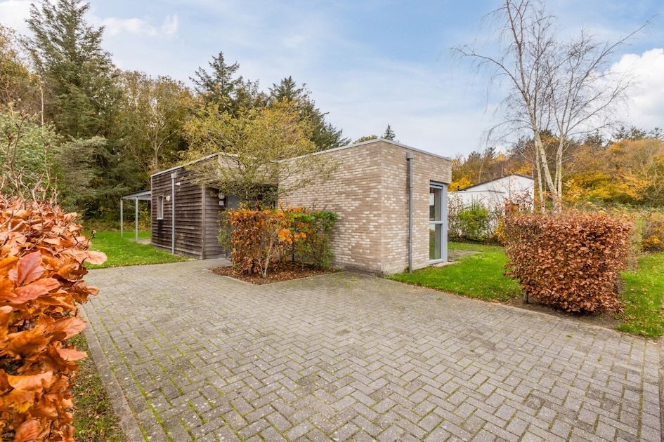 Schilpbanck 6 bungalow in De Koog, Texel biedt een rustige omgeving met groene natuur en een uitnodigende buitenruimte.