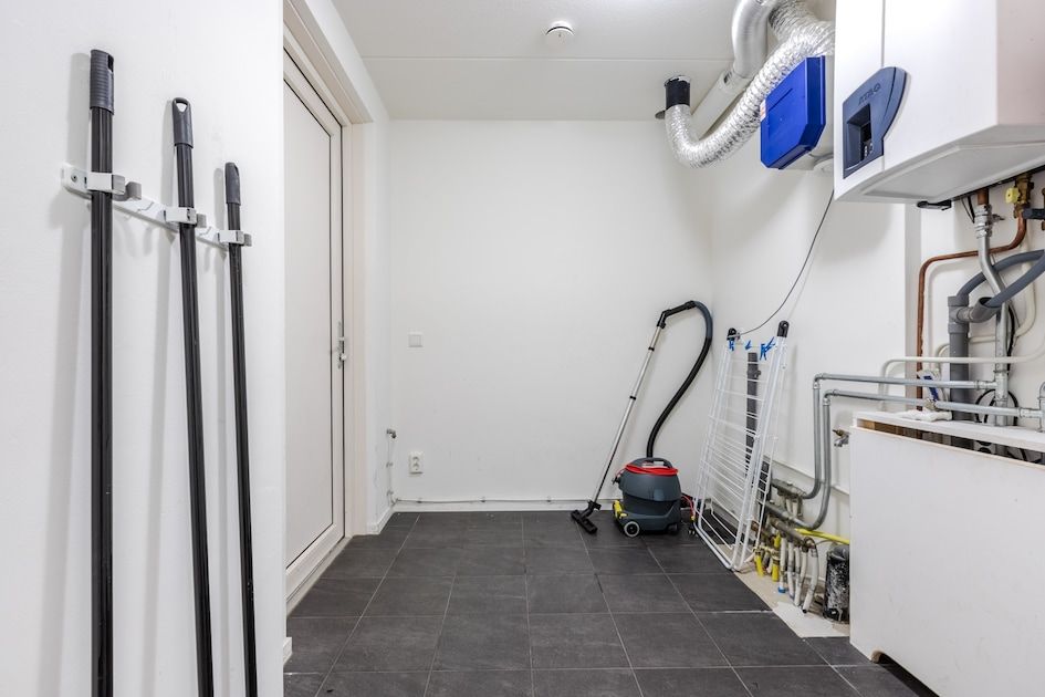 Moderne badkamer in Schilpbanck 6 bungalow, De Koog, Texel met strakke witte tegels en praktische wastafel.