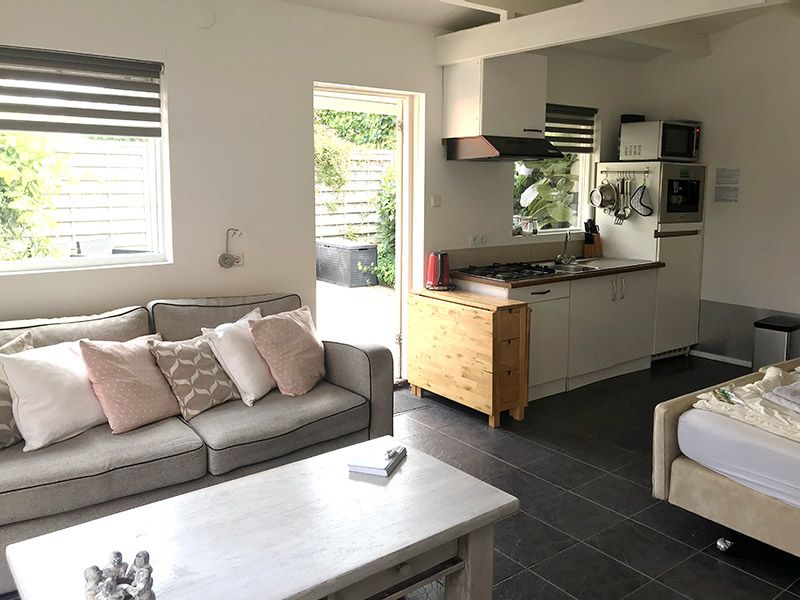 Open keuken in Zomerhuisje Schoo, De Koog, Texel, met moderne voorzieningen.