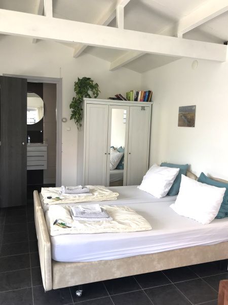 Slaapkamer van Zomerhuisje Schoo in De Koog, Texel, met comfortabele bedden.