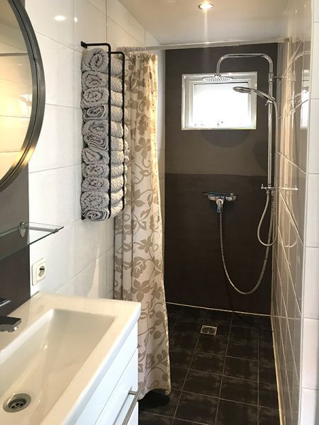 Moderne badkamer in Zomerhuisje Schoo, De Koog, Texel, met inloopdouche.