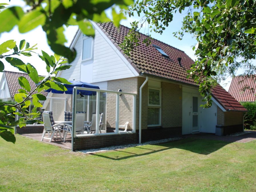 Villa 3 in De Koog, Texel met zonnig terras en groene tuin voor ontspanning.