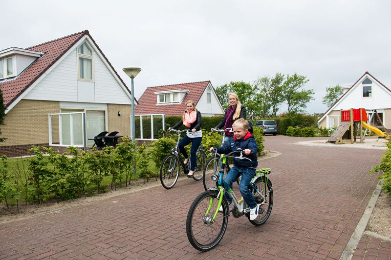 Fietsen bij Villa 3, vakantiehuis in De Koog, Texel, ideaal voor gezinsuitjes.
