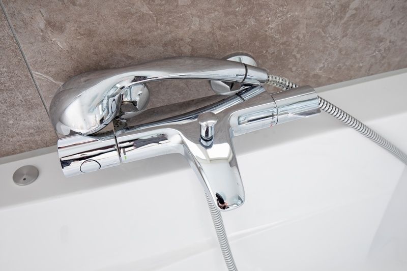 Chique badkraan in Villa 3, vakantiehuis De Koog, Texel voor een moderne touch.