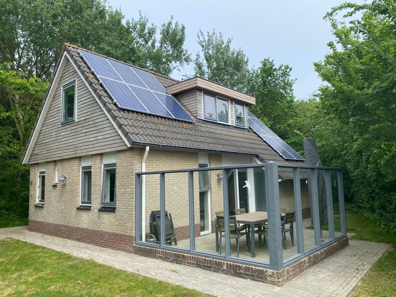 Sonnige Veranda des Ferienhauses Hoog Koog 18 in De Koog, Texel, ideal fuer Entspannung im Bungalowpark Hoog Koog.