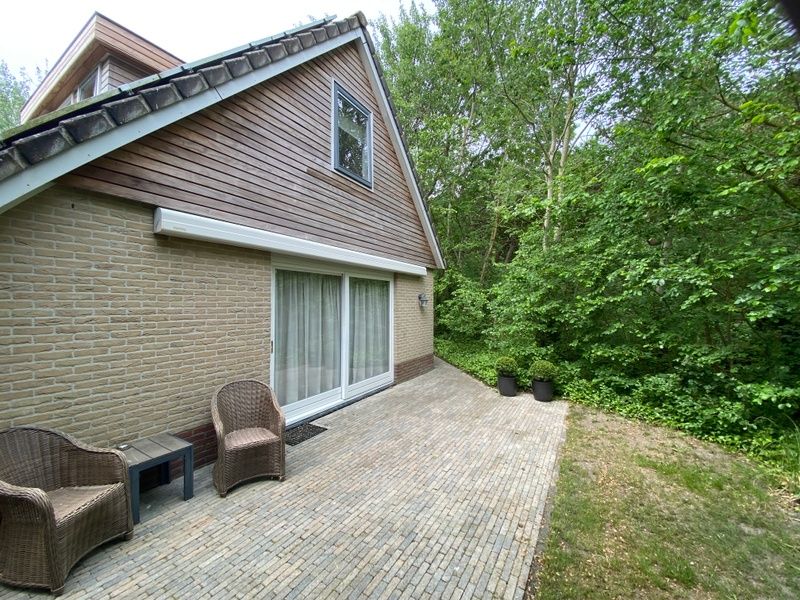 Eingang zum Ferienhaus Hoog Koog 18 in De Koog, Texel, mit charmanten Steinwegen im Bungalowpark Hoog Koog.