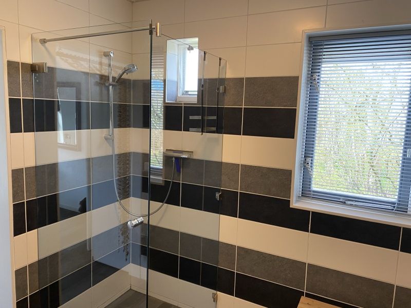 Doppelwaschbecken im Badezimmer des Ferienhauses Hoog Koog 18 in De Koog, Texel, fuer zusaetzlichen Komfort im Bungalowpark Hoog Koog.