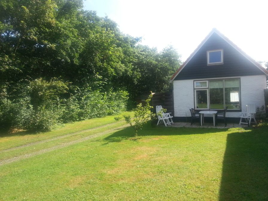 Vakantiehuis 0386 in De Koog Texel met groene tuin en terras voor een ontspannen verblijf op de Waddeneilanden.