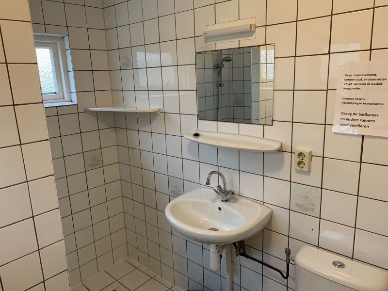 Moderne badkamer in Vakantiehuis 0386 De Koog Texel, ideaal voor comfort tijdens je vakantie op de Waddeneilanden.