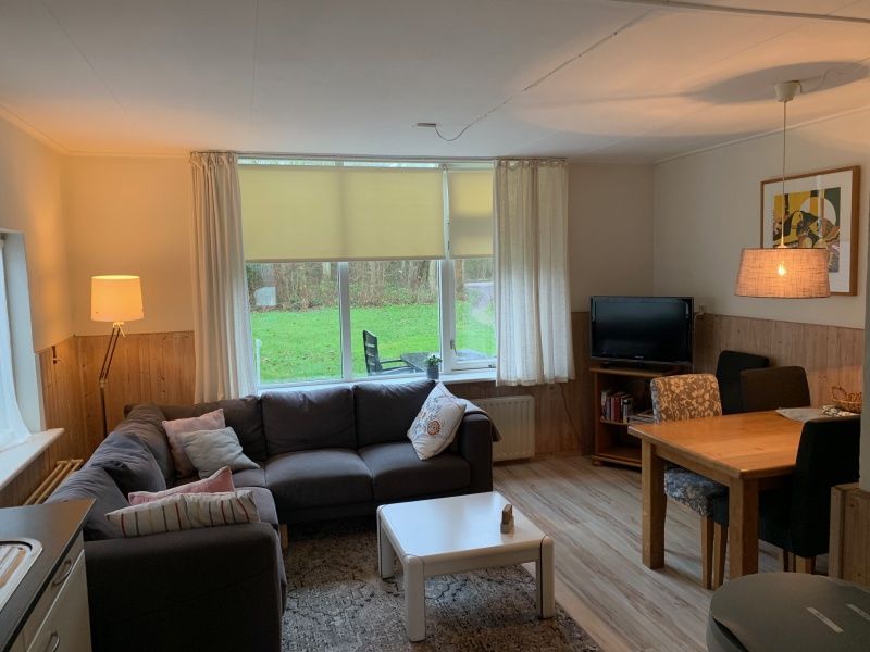 Ruime woonkamer in Vakantiehuis 0386 De Koog Texel met uitzicht op de natuur van de Waddeneilanden.