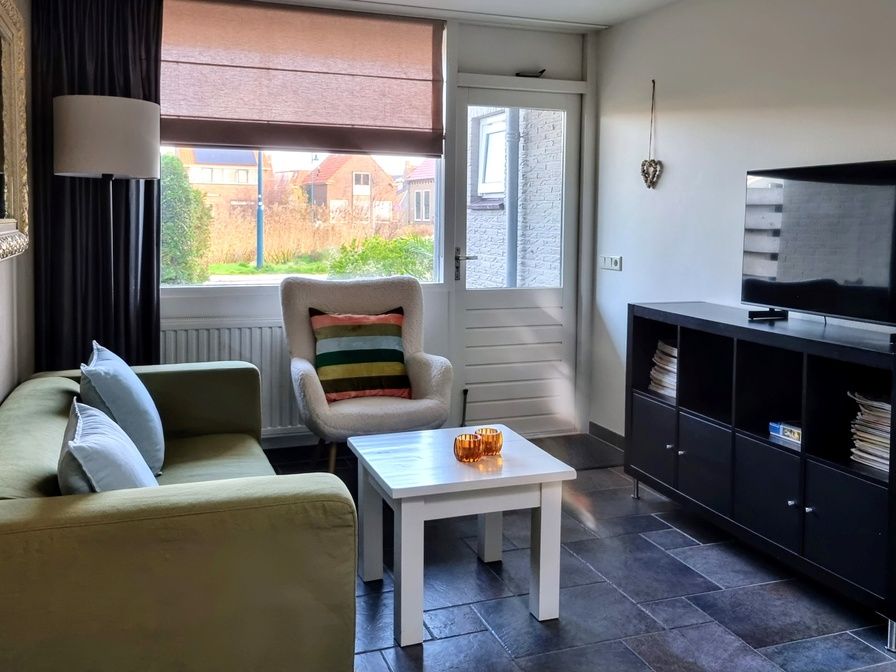 Gemuetliches Wohnzimmer im Ferienhaus 2, De Koog, Texel mit bequemer Sitzecke und viel Tageslicht.