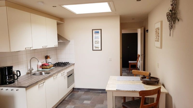 Stilvolle Kuecheneinrichtung im Ferienhaus 2, De Koog, Texel mit modernen Geraeten und schlichtem Design.