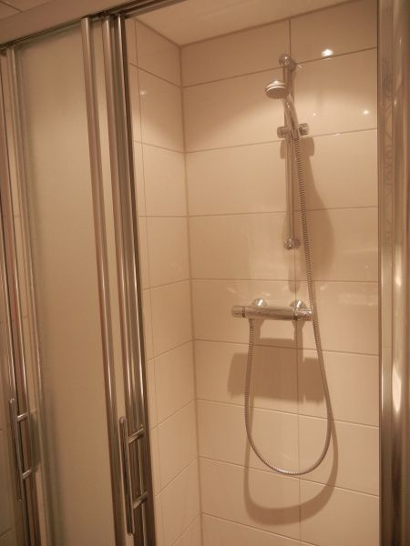 Schoen eingerichtete Toilette im Ferienhaus 2, De Koog, Texel fuer einen angenehmen Aufenthalt auf den Watteninseln.