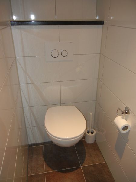 Badezimmer mit Waschbecken und Dusche im Ferienhaus 2, De Koog, Texel fuer einen erfrischenden Start in den Tag.