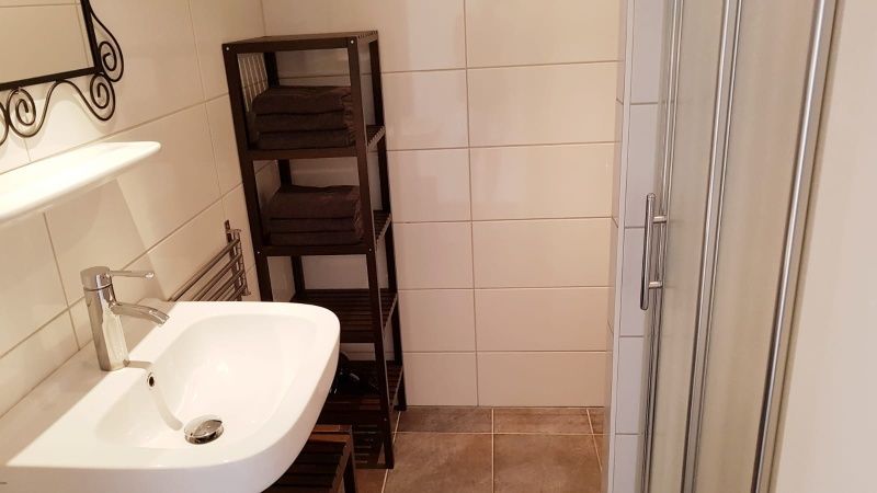 Funktionelles Badezimmer im Ferienhaus 2, De Koog, Texel mit modernem Waschbecken und Handtuchhalter.