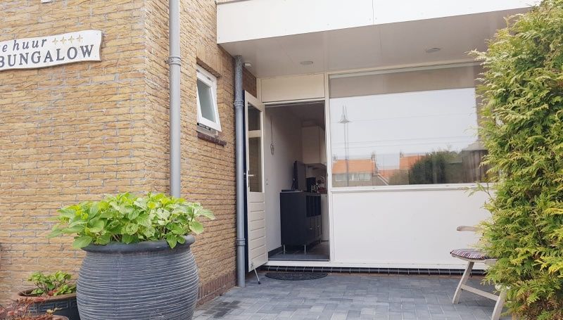 Aussenfassade des Ferienhauses 2, De Koog, Texel mit einladender Terrasse zum Entspannen an der frischen Luft.