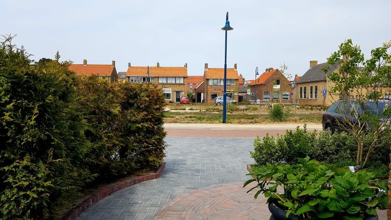 Blick vom Ferienhaus 2, De Koog, Texel mit reizvoller Umgebung und lokaler Architektur.