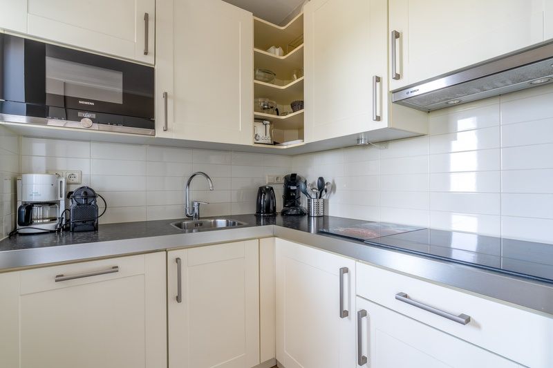Fully equipped kitchen in Apartment Juliana 120 Eilandzicht, De Koog, Texel with modern appliances.