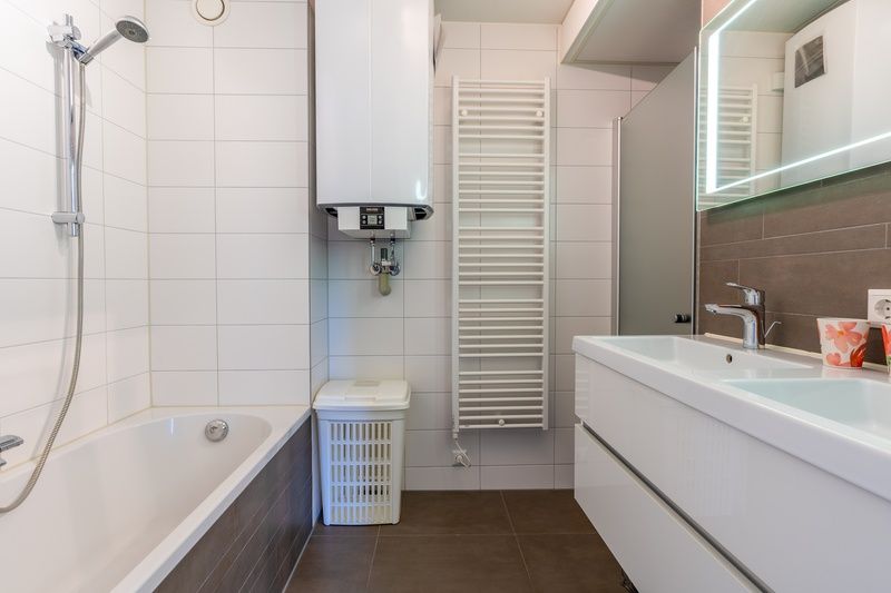 Luxury bathroom in Apartment Juliana 120 Eilandzicht, De Koog, Texel with bathtub and sleek finish.