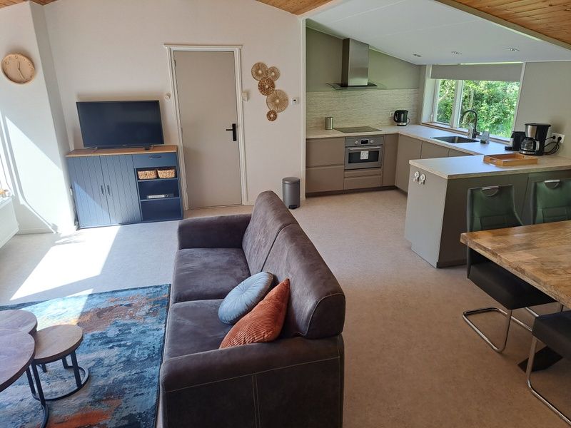 Moderne keuken in vakantiehuis Hoog Koog 10, Bungalowpark Hoog Koog, De Koog, Texel, Waddeneilanden.