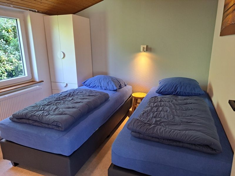 Slaapkamer met twee eenpersoonsbedden in vakantiehuis Hoog Koog 10, Bungalowpark Hoog Koog, De Koog, Texel.
