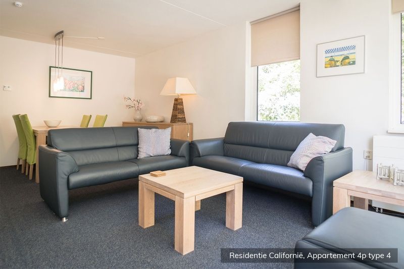 Tweede slaapkamer in Type 4 vakantiehuis, De Koog Texel, met wastafel en moderne inrichting.