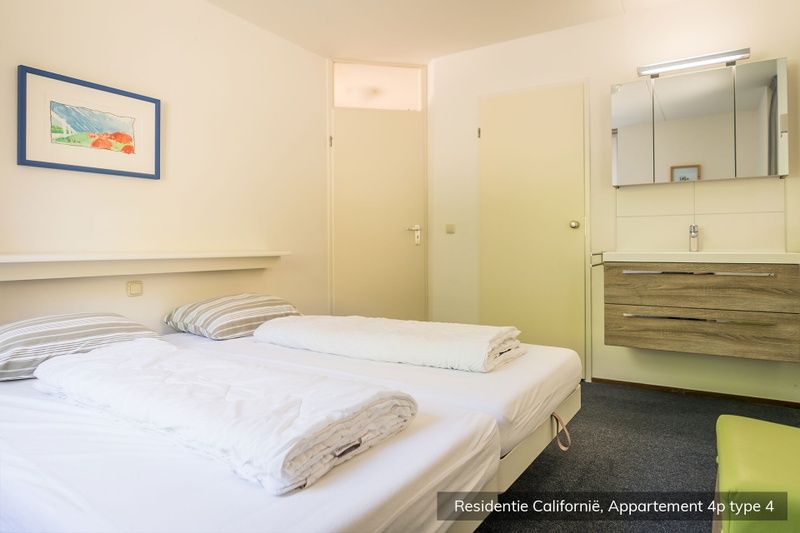 Gezellige zithoek in Type 4 vakantiehuis, De Koog Texel, met leren banken en houten salontafel.