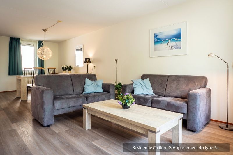 Sfeervolle slaapkamer in Type 5A vakantiewoning, De Koog, Texel met uitzicht op vuurtoren.