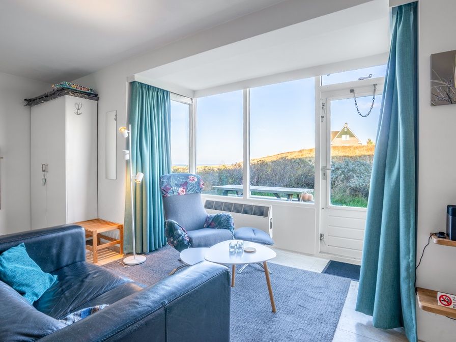 Gemuetliches Wohnzimmer im Appartement Juliana 068 Insel- und Meerblick, De Koog, Texel mit Blick auf die Duenen.