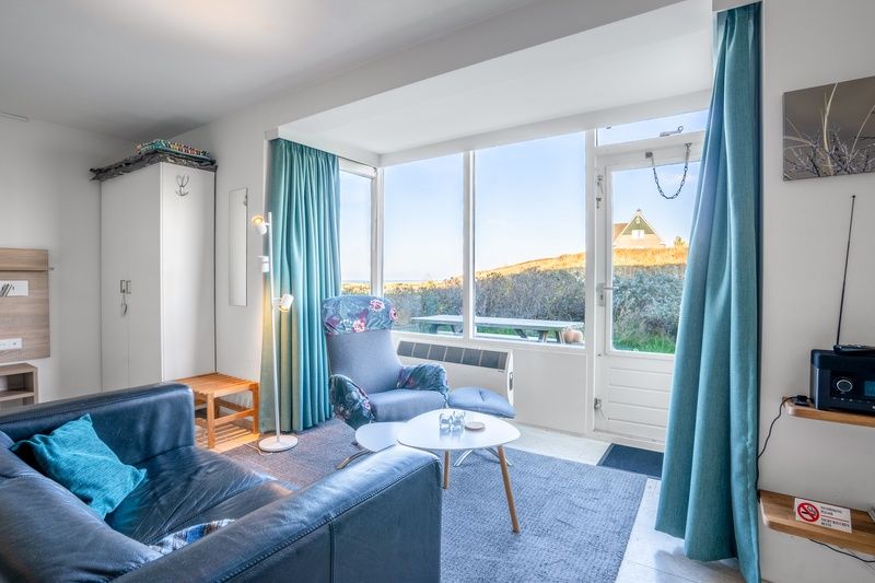 Heller Wohnbereich im Appartement Juliana 068 Insel- und Meerblick, De Koog, Texel mit bequemen Sitzgelegenheiten.