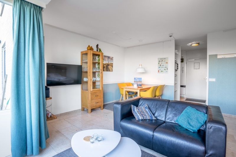 Moderne Sitzecke mit Fernseher im Apartment Juliana 068 Eiland en Zeezicht, De Koog, Texel.