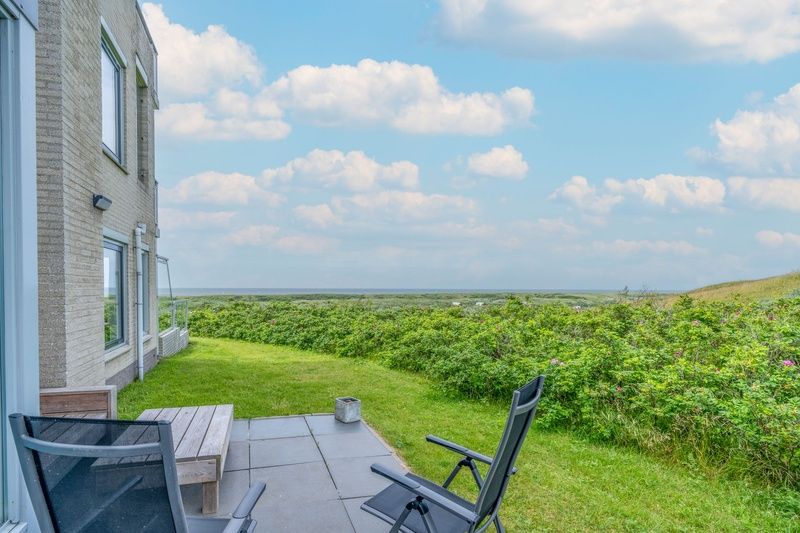 Terrasse mit schoenem Blick auf die Natur im Apartment Juliana 068 Eiland en Zeezicht, De Koog, Texel.