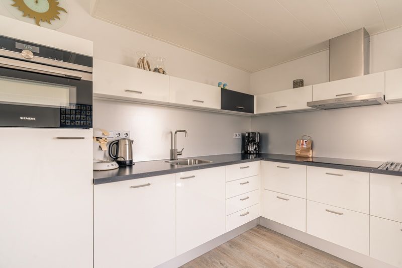 Fully equipped kitchen in Apartment Juliana 132 Eilandzicht, De Koog, Texel for a comfortable stay.