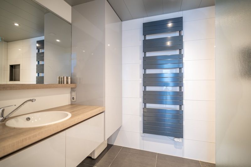 Modern bathroom with spacious sink in Apartment Juliana 132 Eilandzicht, De Koog, Texel for ultimate comfort.